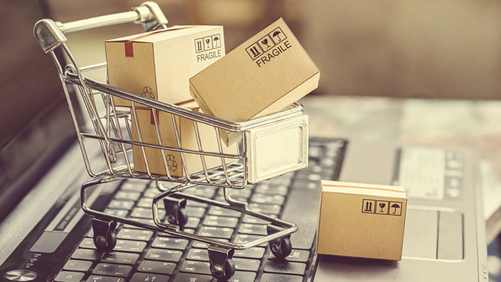 Shopping trolley with parcels on a computer keyboard